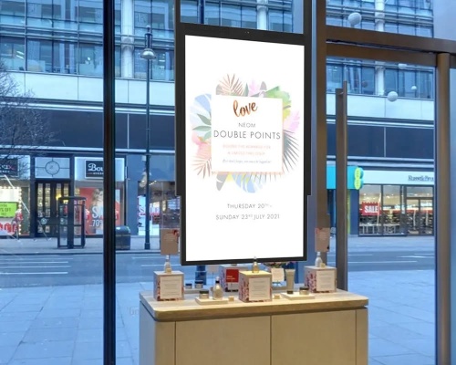 Hanging Double-sided Shop Windows Displays vs Traditional Displays: Key Differences & Uses